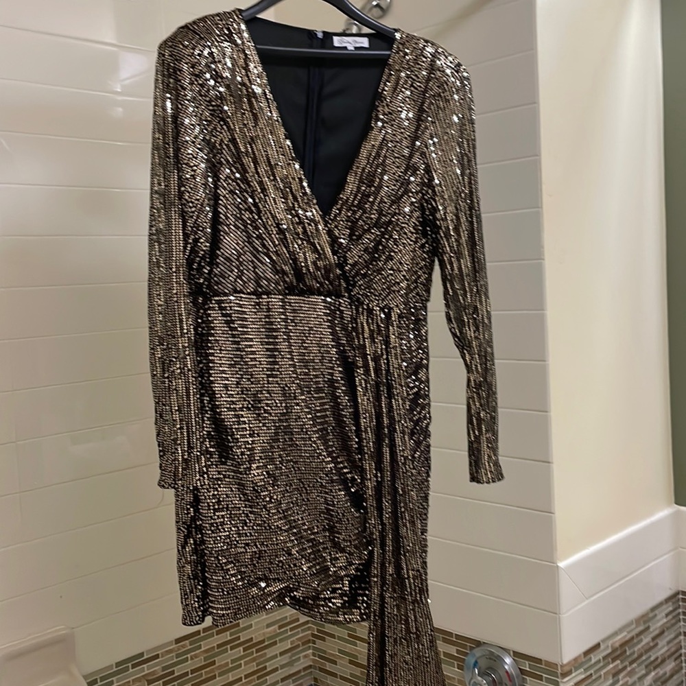 Designer Endless Curve Size 3X Gold sequin cocktail dress. In perfect condition